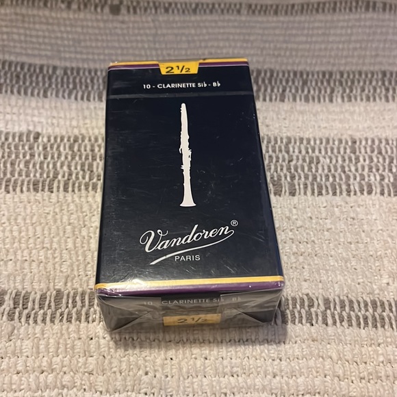 Vandoren CR1025 Bb Clarinet Traditional Reeds Strength 2.5; Box of 10 - Picture 2 of 2